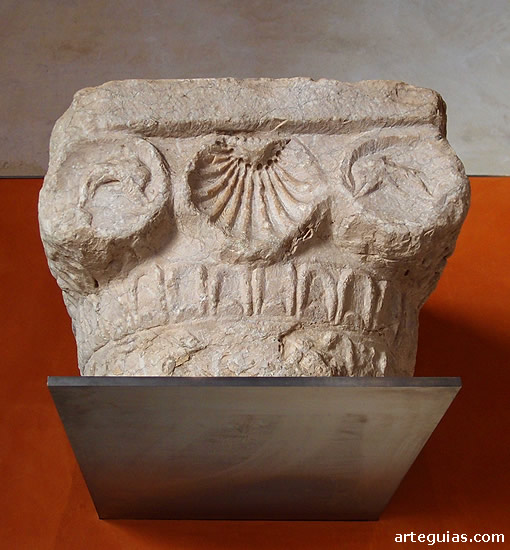 Capitel jónico con motivos figurados