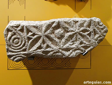 Friso decorado con motivos vegetales y geom&eacute;tricos muy del gusto de la cultura hispanovisigoda, procedente de San Juan de Ba&ntilde;os