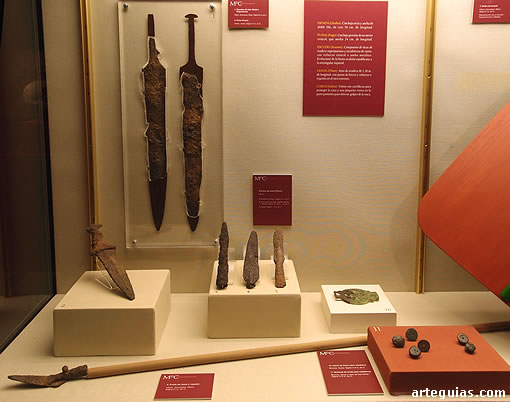 Vitrina dedicada a armas romanas y otros elementos relacionados con la conquista