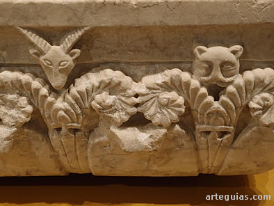 Entre los motivos vegetales afloran cabezas de animales