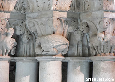 Detalle de la puerta románica que se muestra en el interior de este museo
