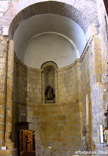 &Aacute;bside sur de la iglesia de Santiago