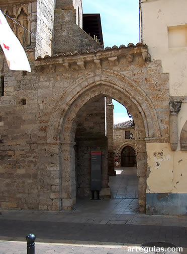Costado sur de la iglesia de Santiago
