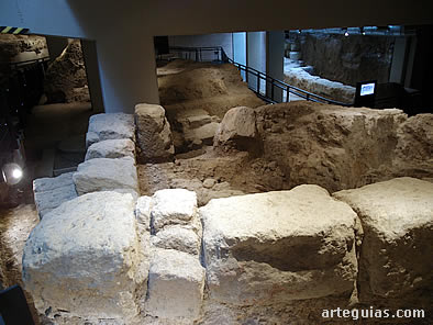 Resto9s arqueol&oacute;gicos del teatro bajo las instalaciones del museo