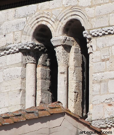 Detalle de la torre románica
