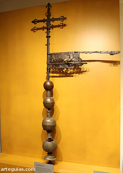 Museo arqueol&oacute;gico de C&oacute;rdoba: yamur de una mezquita reconvertida en veleta con cruz cristiana