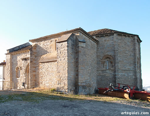 Iglesia de San Miguel Arc&aacute;ngel de Cizur Menor desde el sureste