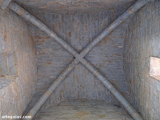 B&oacute;veda de crucer&iacute;a cuatripartita en el primer cuerpo de la torre