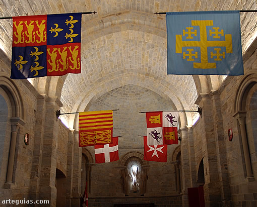 Interior rom&aacute;nico decorado con banderas