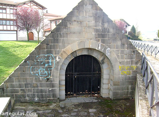 Vano de acceso a la fuente