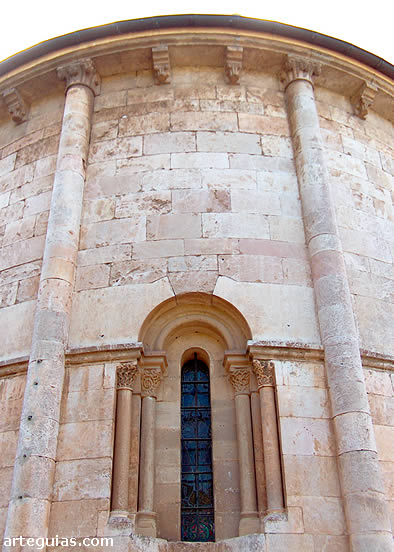 &Aacute;bside dentral de la iglesia abacial