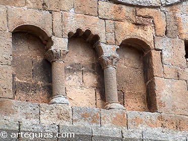 Iglesia de Santa María de Calatañazor. Detalle de la fachada