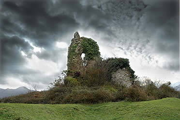Tormenta sobre el castillo de Tudela, cerca de Olloniego (Asturias)
