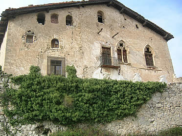 Fachada principal del Castillo de Herb&eacute;s