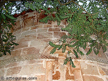El maltrecho &aacute;bside de la iglesia de Huidobro