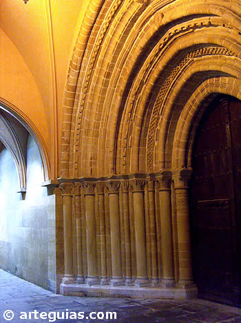 Espa&ntilde;a tiene un patrimonio puntero en el escalaf&oacute;n mundial. En la imagen, portada g&oacute;tica en Pamplona