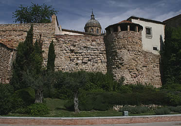 Uno de los escasos fragmentos conservados de la muralla de Salamanca