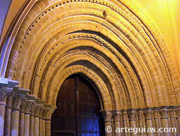 Una de las portadas de la iglesia de San Nicolás de Pamplona