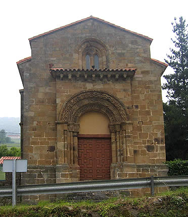 Fachada occidental de la iglesia de San Pedro de Arrojo, Quirós
