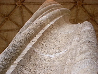 Fuste entorchado de la Sala de Contrataciones