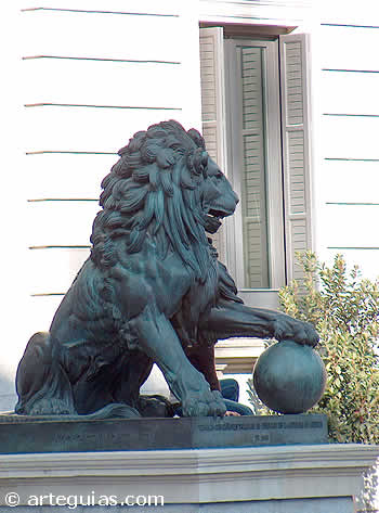 Uno de los famosos leones de Las Cortes