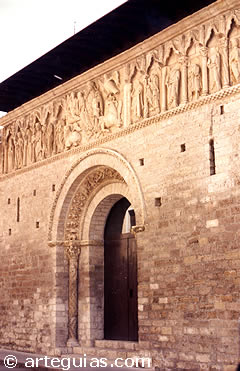 Fachada con puerta y friso de la iglesia de Santiago de Carri&oacute;n de los Condes