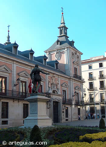 Plaza de la Villa de Madrid, con el edificio del Ayuntamiento y la estatua de Don Álvaro de Bazán