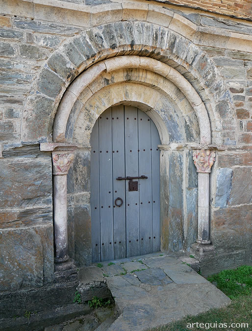 Puerta norte de la iglesia de Serrabona