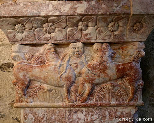 Pilastra encapitelada con un l&eacute;on y una especi de centauro