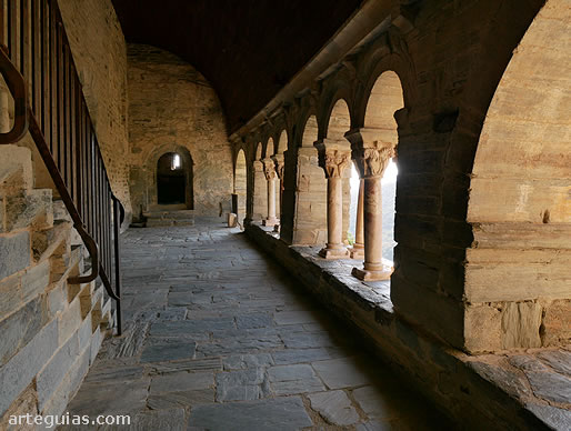 Galer&iacute;a porticada rom&aacute;nica en Serrabona