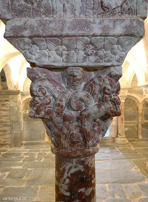 Capitel rom&aacute;nico de m&aacute;rmol rosa de la tribuna del priorato de Santa Mar&iacute;a