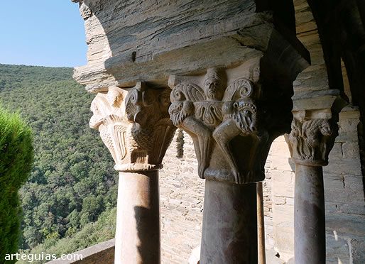 Capiteles de la galer&iacute;a porticada