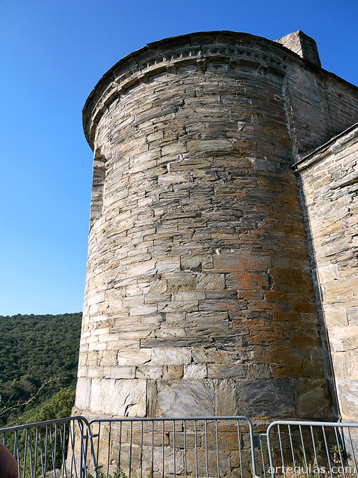 &Aacute;bside rom&aacute;nico central del siglo XII