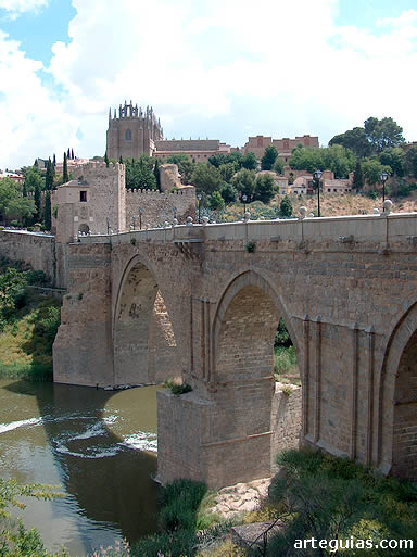 Imagen donde se puede comprobar los enormes pilares y arcos de este puente