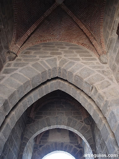 B&oacute;vedas y arcos de la torre exterior