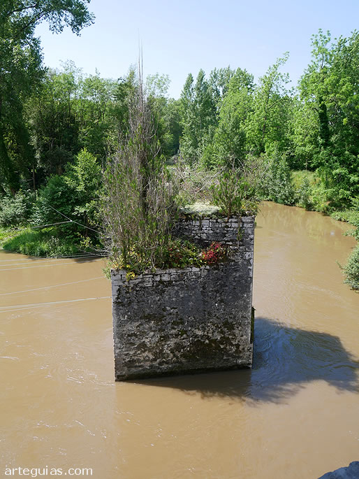 Antigua pila semiarruinada del puente
