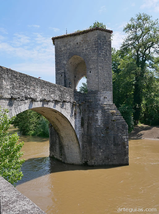 Arco, pila y torre defensiva del Puente de la Leyenda de Sauveterre-de-B&eacute;arn
