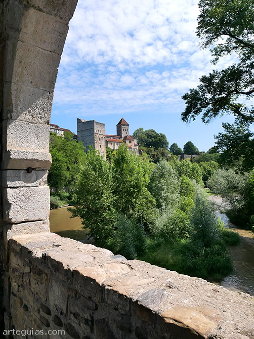 Paisaje desde la torre del puente: torre e iglesia rom&aacute;nica