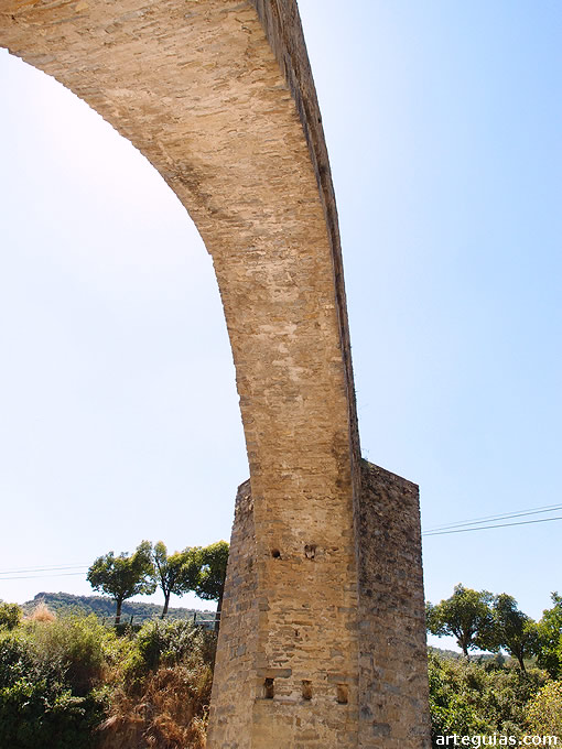 Puente de Besi&aacute;ns, visto desde el r&iacute;o &Eacute;sera, donde se aprecia la altura y esbeltez del arco u ojo principal