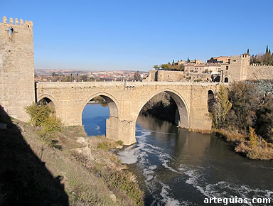 Puente de San Mart&iacute;n de Toledo sobre el r&iacute;o Tajo