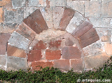 Puerta con arco de herradura de m&aacute;s que probable origen visigodo. Ermita de San Juan de Barbadillo del Mercado