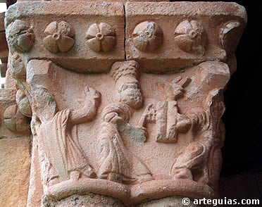Capitel de la galer&iacute;a porticada