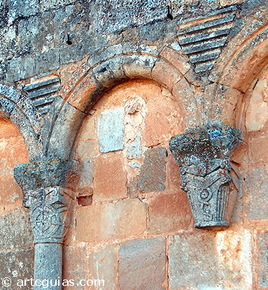 Arquer&iacute;as murales del muro del &aacute;bside