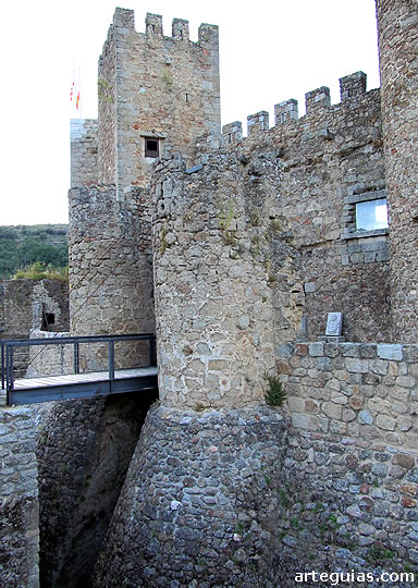 Cubos que flanquean el ingreso a la fortaleza