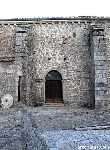 Puerta norte del templo parroquial