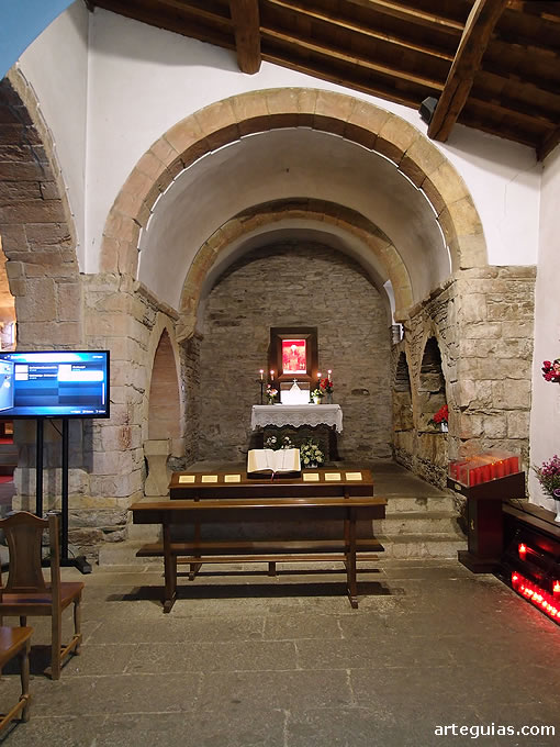 Santuario de Santa Mar&iacute;a de O Cebreiro: nave sur con el c&aacute;liz guardado en su interior