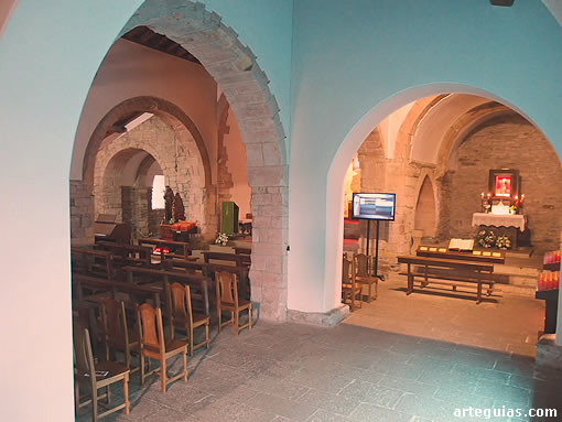 Santuario de Santa Mar&iacute;a de O Cebreriro: naves de la iglesia