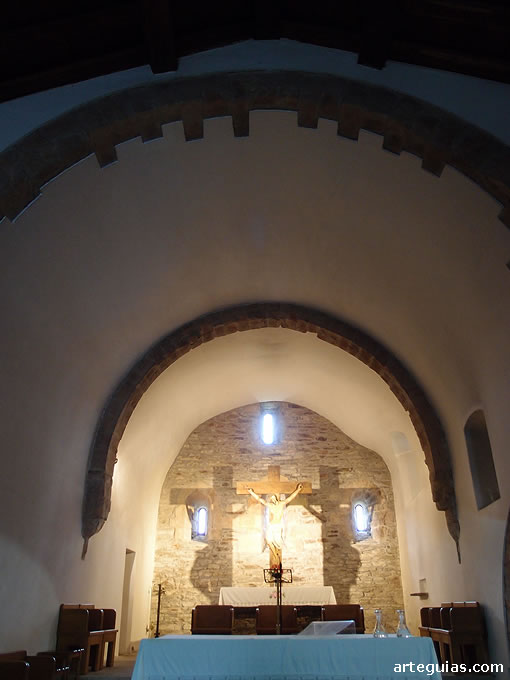 Nave central del templo del Santuario de Santa Mar&iacute;a de O Cebreriro