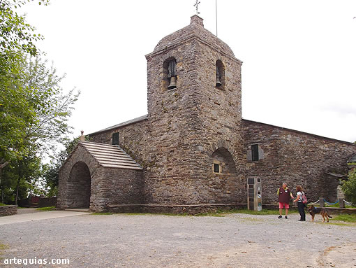 Aspecto exterior de la iglesia del Santuario de Santa Mar&iacute;a de O Cebreriro