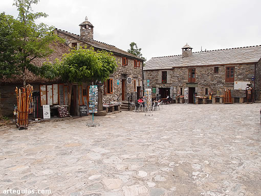 Tiendas y viviendas t&iacute;picas realizadas con pizarra